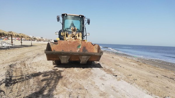 استمرار حملات النظافة المكثفة على  شاطئ بورسعيد خلال أيام عيد الفطر