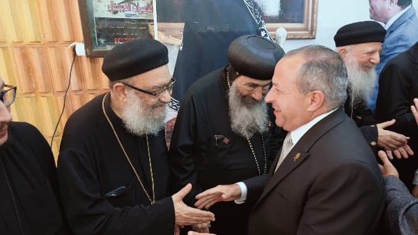 محافظ بورسعيد يزور الكاتدرائية لتقديم التهاني بعيد القيامة المجيد