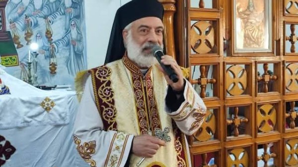 الأنبا باسيليوس يترأس القداس الإلهي بكنيسة السيدة العذراء بأبوان