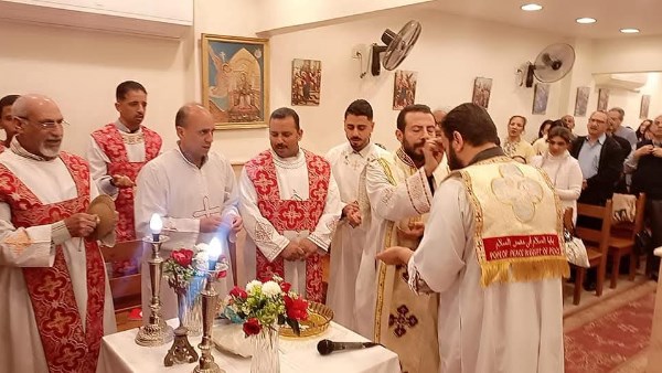 كنيسة سيدة البشارة بالمهاجرين تحتفل بقداس جمعة ختام الصوم | صور