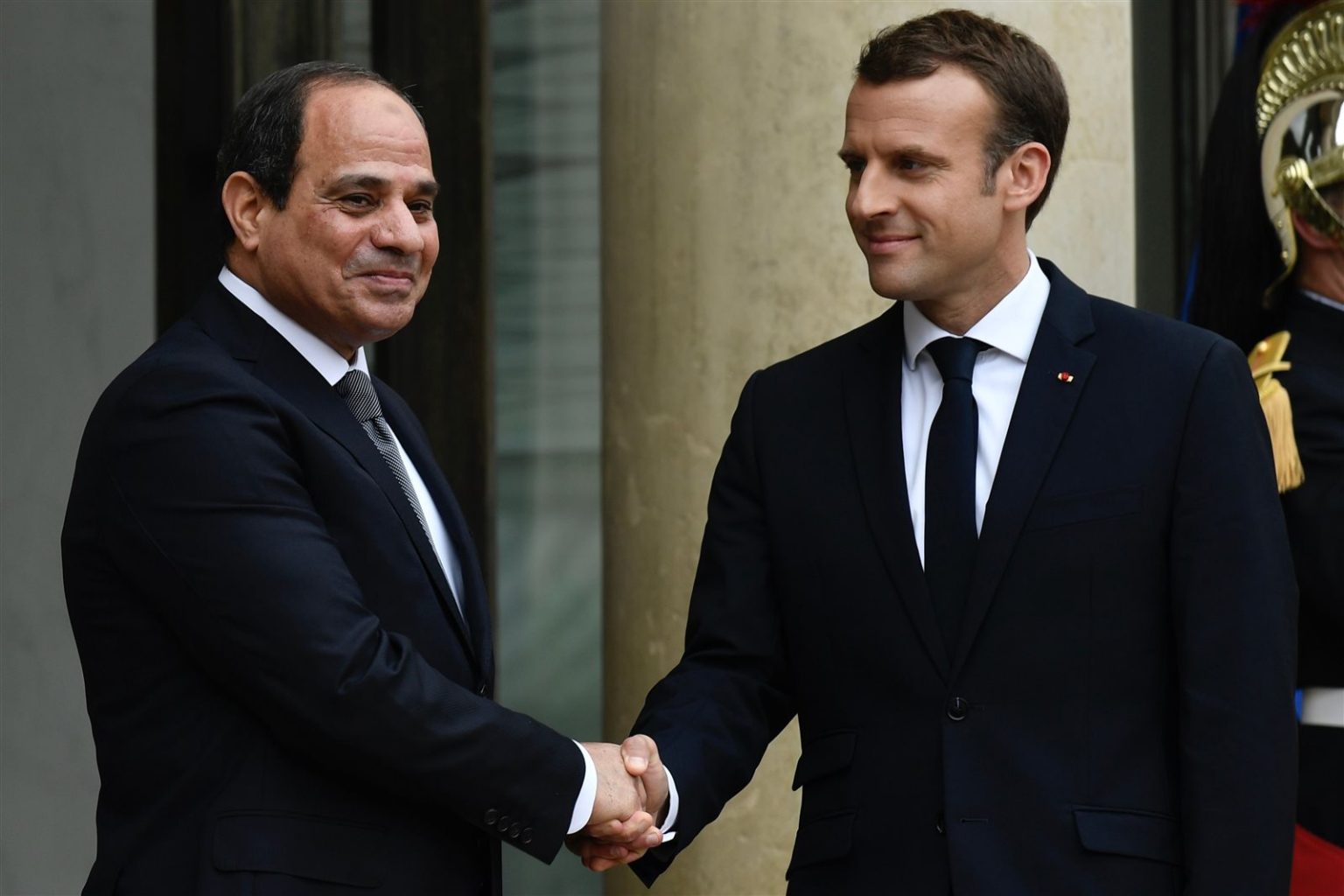 الرئيس السيسى وإيمانويل ماكرون يصلان العريش