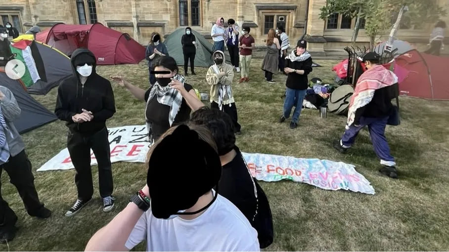 طلاب بجماعة “أكسفورد” يعتصمون اعتراضا على الإبادة الإسرائيلية (شاهد)