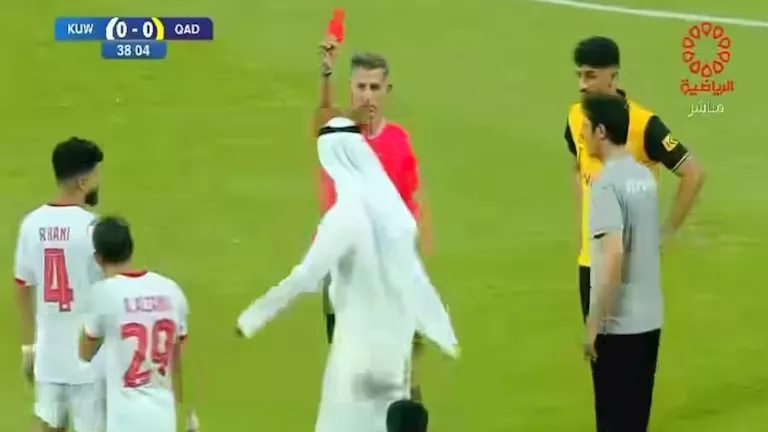 رئيس نادي الكويت ينزل لأرضية الملعب اعتراضًا على قرارت الحكم (فيديو)