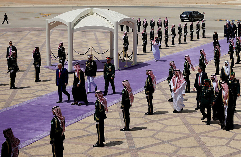 البنفجسي بدل الأحمر.. سر لون السجاد المفروش لاستقبال ترامب بالرياض