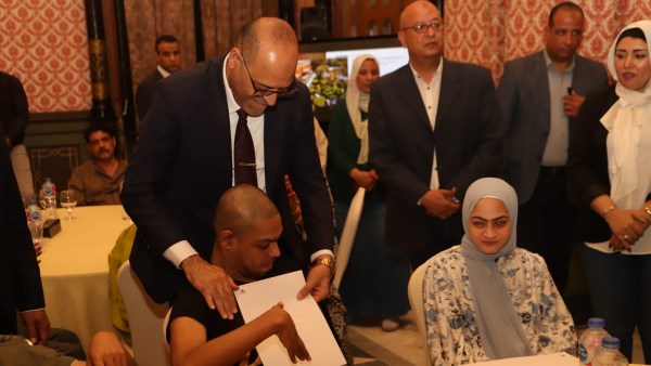 وزير العمل ومحافظ القاهرة يُسلمان عقود توظيف لذوي همم بشركات القطاع الخاص