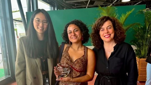 سوق مهرجان كان السينمائي يقدم التحية للجناح المصري بعد فوزه بالأفضل في الدورة 78