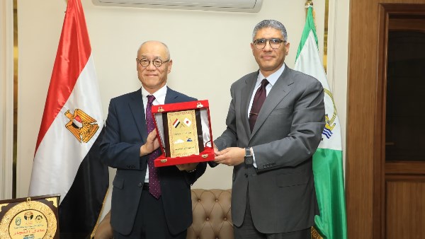 محافظ الجيزة يلتقي سفير اليابان لبحث تعزيز التعاون الثنائي