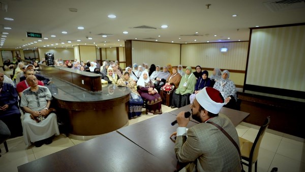 ندوات دينية لحجاج القرعة بمكة المكرمة لتعريفهم بطريقة أداء المناسك.. صور