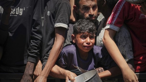 جيش الاحتلال يعلن تأجيل خطة توزيع الغذاء في غزة