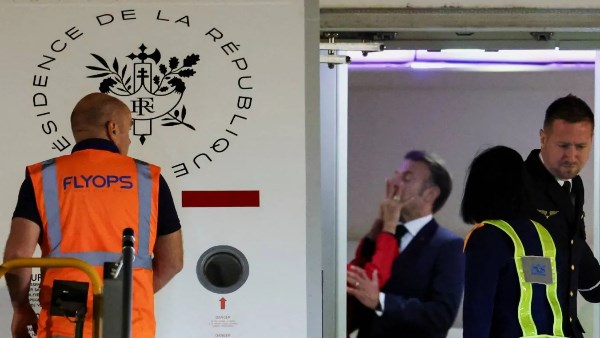 ترامب يسخر من ماكرون بعد “صفعة بريجيت”: تأكد من غلق الباب