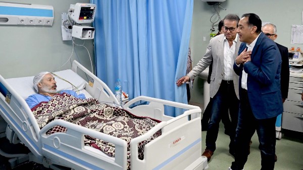 رئيس الوزراء يجري حوارا مع المرضى بمستشفى طنطا العام الجديد خلال جولته بالغربية رئيس الوزراء يجري حوارا مع المرضى بمستشفى طنطا العام الجديد خلال جولته بالغربية