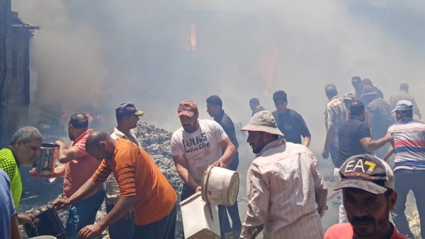 نشوب حريق هائل في مصنع مفروشات بمدينة المنزلة دون إصابات