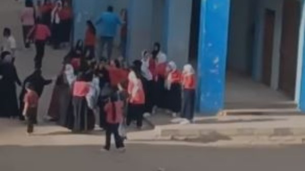 طالبة تلقي بنفسها من أعلى مبنى مجمع المدارس في أوسيم