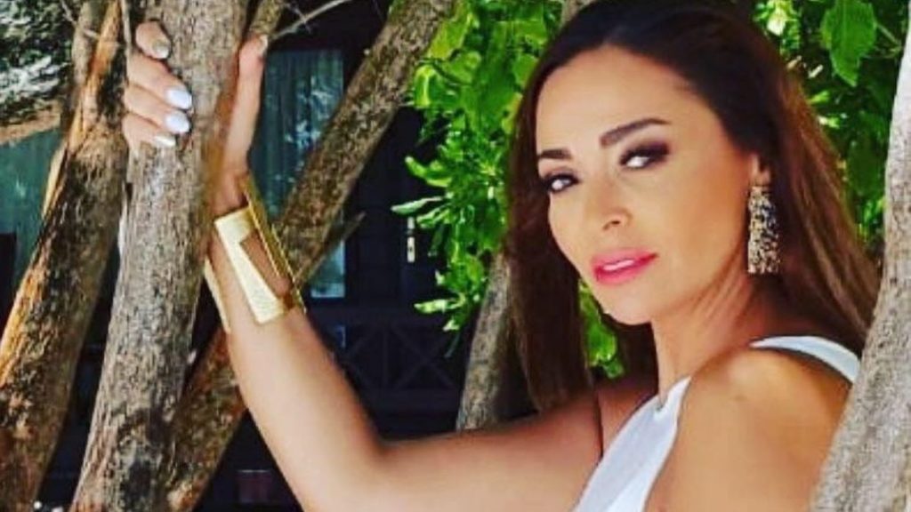 داليا البحيري تبهر متابعيها بـ الألوان الجريئة| شاهد