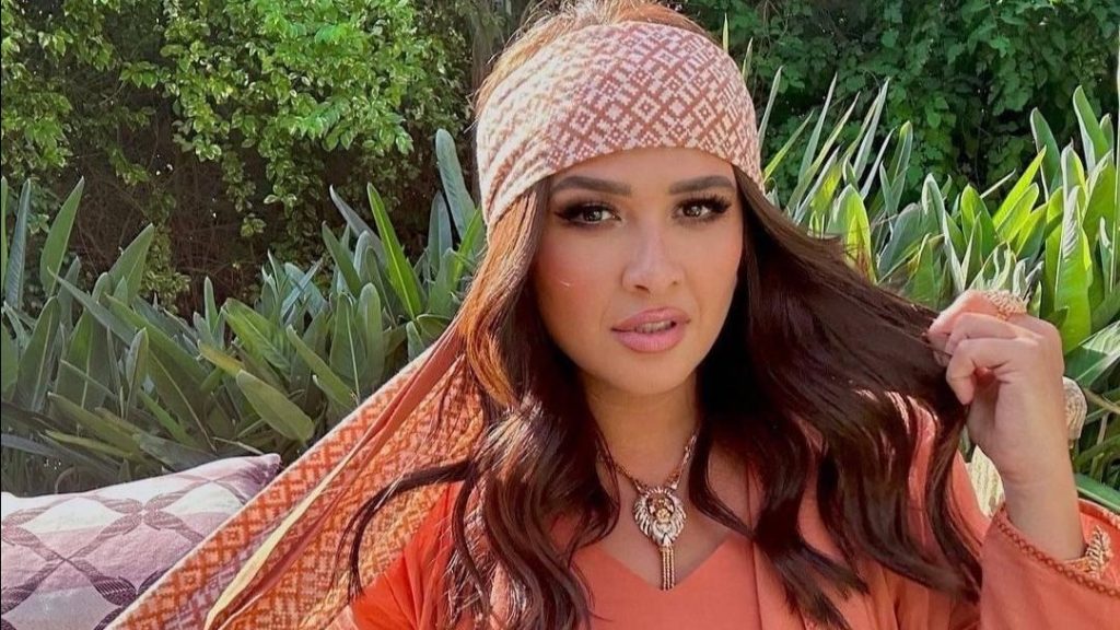 ياسمين عبد العزيز تستعرض رشاقتها في أحدث ظهور