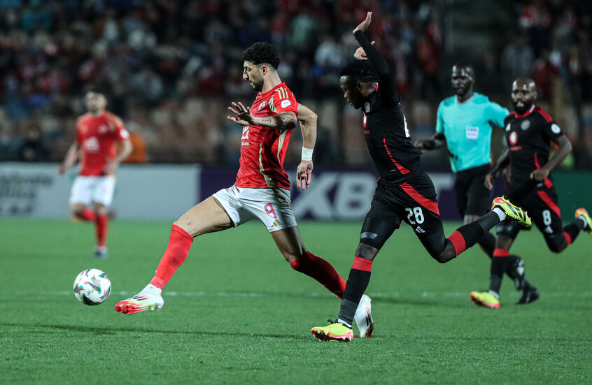 أحرز “سوبر هاتريك”.. الفلسطيني وسام أبو علي أفضل لاعب بمباراة تتويج فريقه الأهلي المصري بطلا للدوري