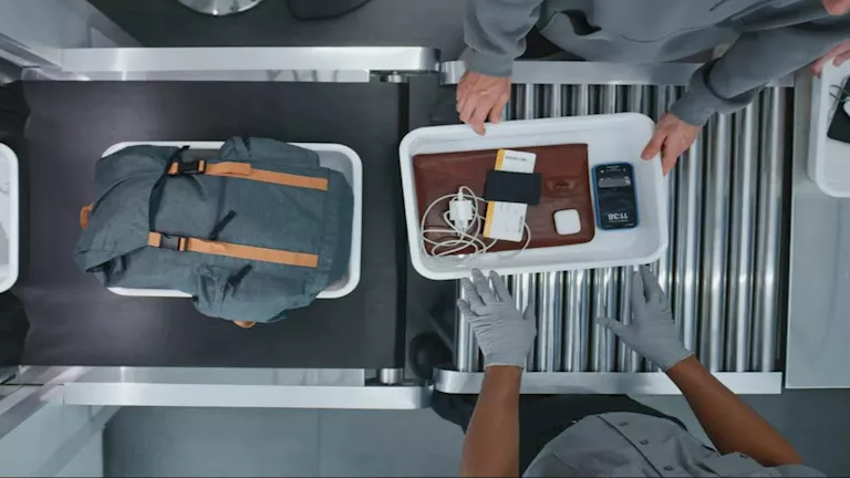 قد تخسر هاتفك الثمين.. تحذير من خطأ شائع عند التفتيش في المطارات