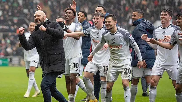 بعد الإقالة.. مدرب إنجليزي يتحول إلى موظف في مطار.. ما القصة؟