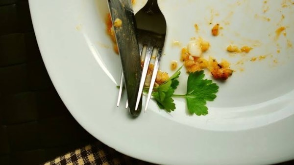 اتعشى واتمشى.. المشي بعد الأكل وسيلة لتنظيم سكر الدم