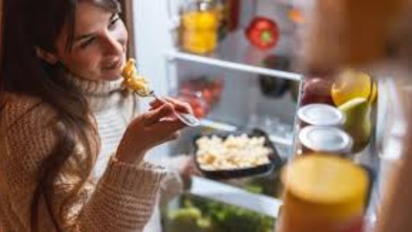 تناول الطعام في الليل.. عادة تهدد صحتك بأمراض خطيرة