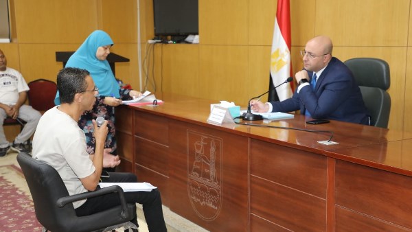 تفاصيل لقاء محافظ بني سويف بالمواطنين.. حل أزمة مشروع الصرف الصحي بباروط وأهوة.. وتوجيهات بانتظام عملية نقل ورفع المخلفات والقمامة