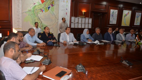 محافظ الأقصر يعقد اجتماعا موسعا لبحث مستجدات الموقف الحالي لقرى حياة كريمة