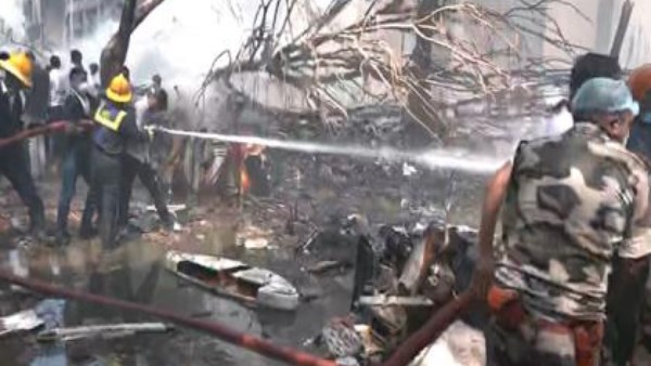 وزير خارجية بريطانيا ينعى ضحايا الطائرة المنكوبة ويعلن تشكيل فريق أزمة بين نيودلهي ولندن