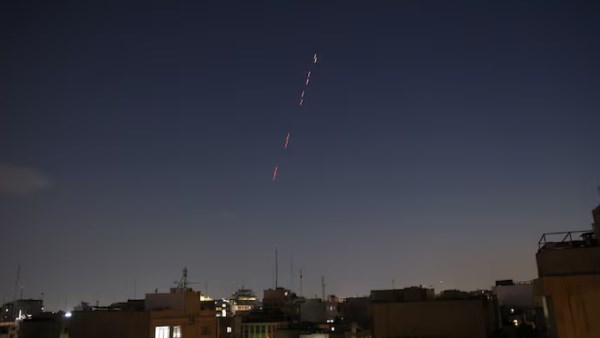 الدفاعات الجوية تصد “أهدافاً معادية” في سماء طهران ومحافظات غربية