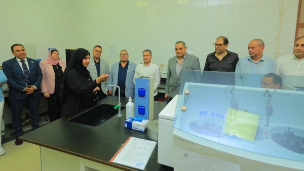 رئيس جامعة كفر الشيخ يتفقد المعامل والمراكز المتخصصة بكلية الطب.. صور