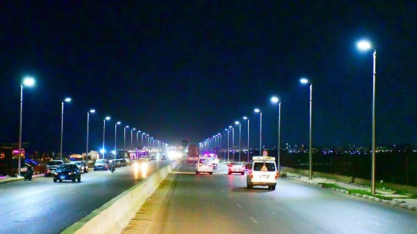 ترشيد الطاقة برؤية 2030 .. إنارة شوارع بورسعيد بالطاقة الشمسية | صور