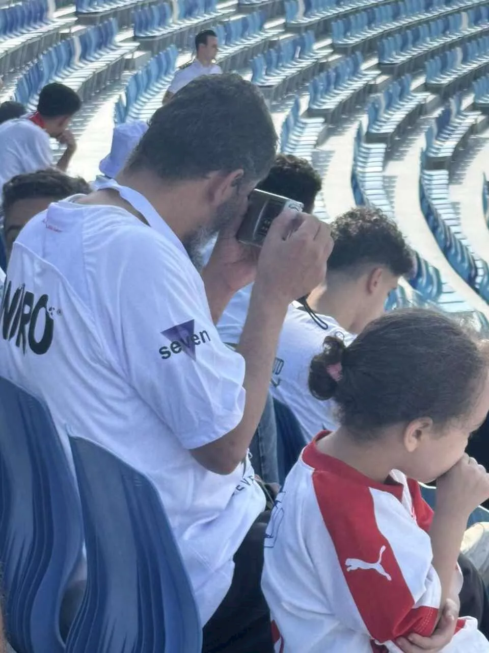 مشجع كفيف يتابع مباراة الزمالك والإسماعيلي (2)