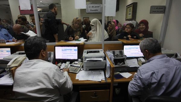عقود العمل .. ضوابط جديدة يقرها القانون على القطاع الخاص | التطبيق بدأ