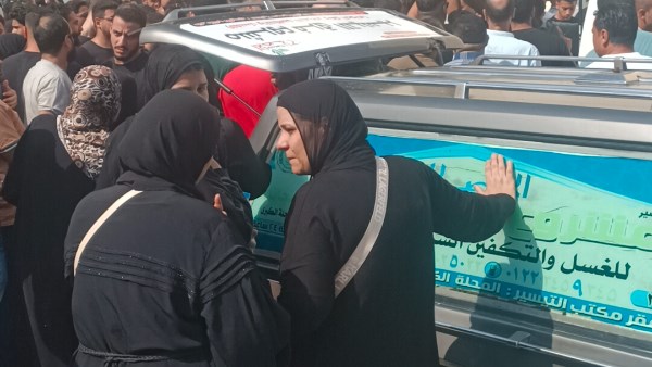 استشهاد  فرد من قوات الحماية المدنية وإصابة 3 آخرين  أثناء إخماد نيران حريق مصنع نسيج المحلة المنهار .. صور