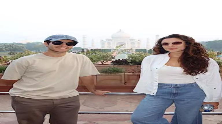 “حب ورومانسية”.. مينا مسعود وإميلي شاه أمام تاج محل في الهند