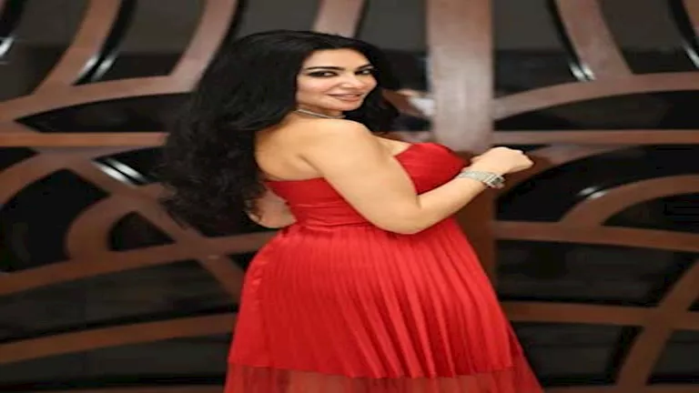 “الأحمر يليق بها”.. ميرهان حسين تخطف الأنظار في حفل زفاف أحمد جمال وفر