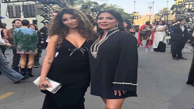 منى زكي وابنتها “لي لي” تخطفان الأنظار في فعالية نظمتها مجلة “Vogue” ب