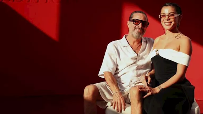 هادي الباجوري ينشر صورًا رومانسية مع زوجته في مهرجان الجونة.. ماذا قال