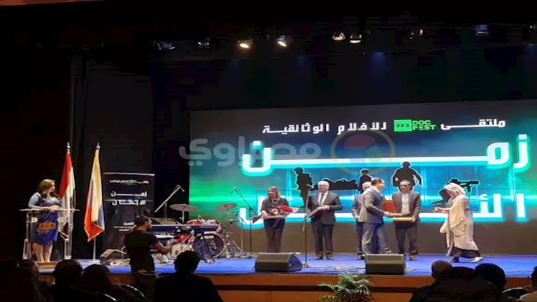 بالصور| تكريم اسم السيناريست يحيى عزمي وعرض “ملائكة الرحمة” بافتتاح مل