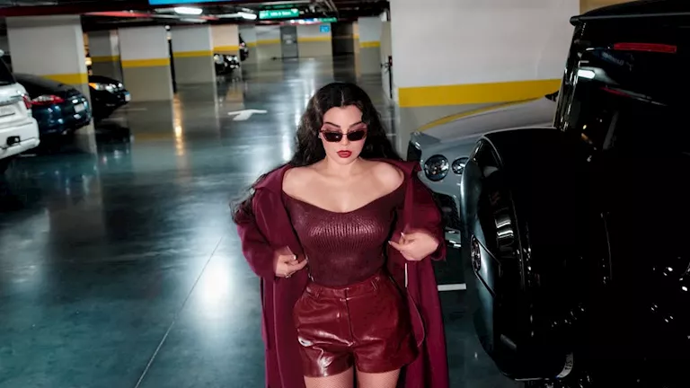 “هوت شورت جلد”.. جلسة تصوير جريئة لـ هيفاء وهبي تخطف بها الأنظار