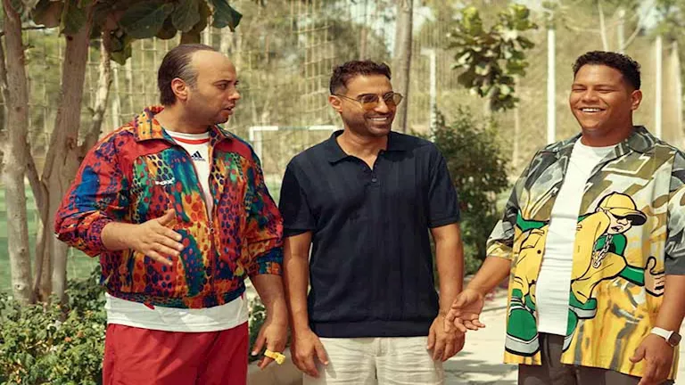 قبل عرض آخر حلقتين.. حاتم صلاح ينشر صورًا من كواليس مسلسل “ابن النادي”