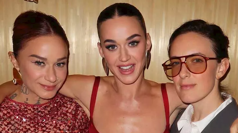 بفستان جرئ..كاتي بيري تحتفل بعيد ميلادها وسط الأصدقاء