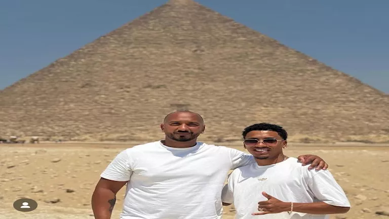 زيارة خاصة من بيزيرا للأهرامات .. ووالده يعلق: يصمد عبر القرون