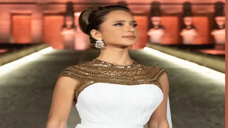 “حلوة بلادي”.. نيللي كريم بالزي الفرعوني قبل افتتاح المتحف المصري الكب
