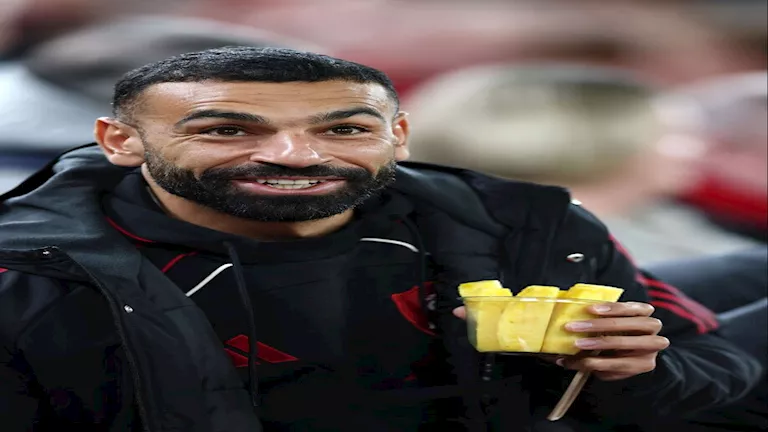 رغم استبعاده.. 8 صور لمحمد صلاح بـ “الأناناس” في مدرجات الأنفيلد