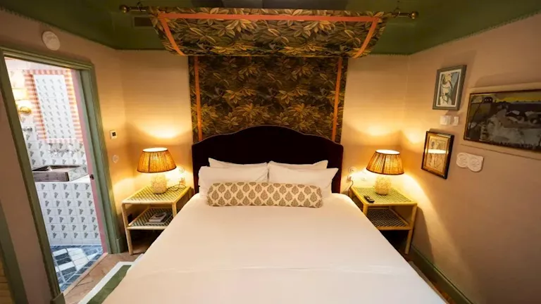 تحولت إلى فنادق ومعالم سياحية .. أغرب 3 مراحيض حول العالم