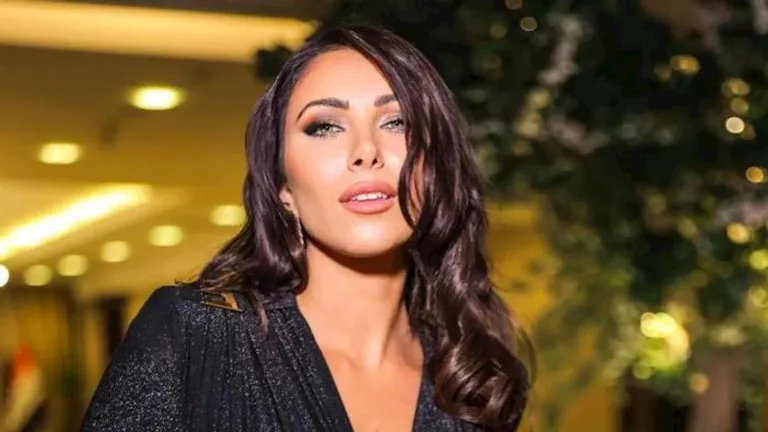 دانييلا رحمة تتألق بالنيلي الساحر في حفل Piaget بأبوظبي.. كيف نسقت الل