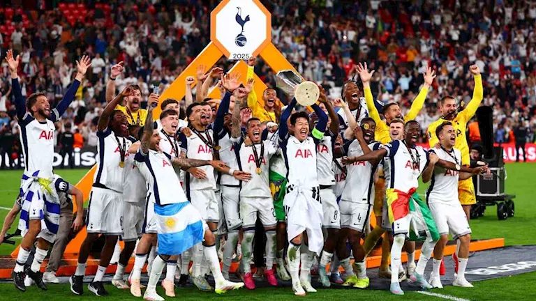 بعد فوزه بالدوري الأوروبي.. لاعب الدوري الإنجليزي السابق يعتزل