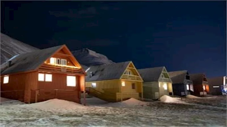 مدينة لا ترى الشمس لأشهر طويلة.. كيف يعيش الناس في الظلام؟