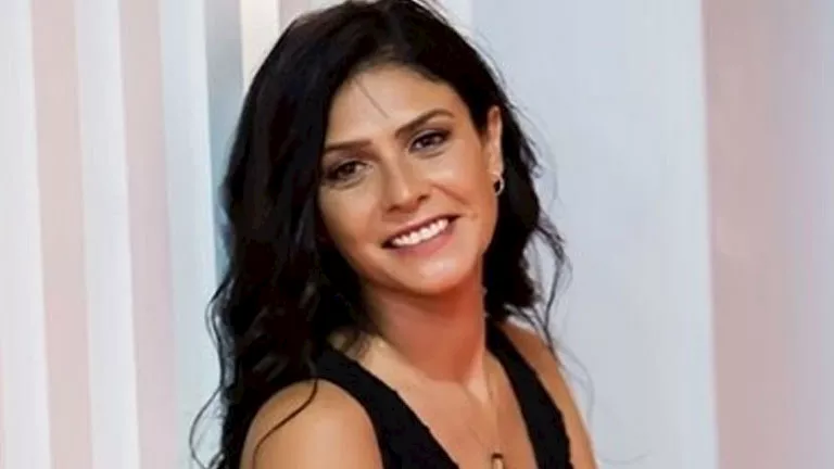 بسمة ملكة بالزي المصري القديم احتفالا بالمتحف الكبير