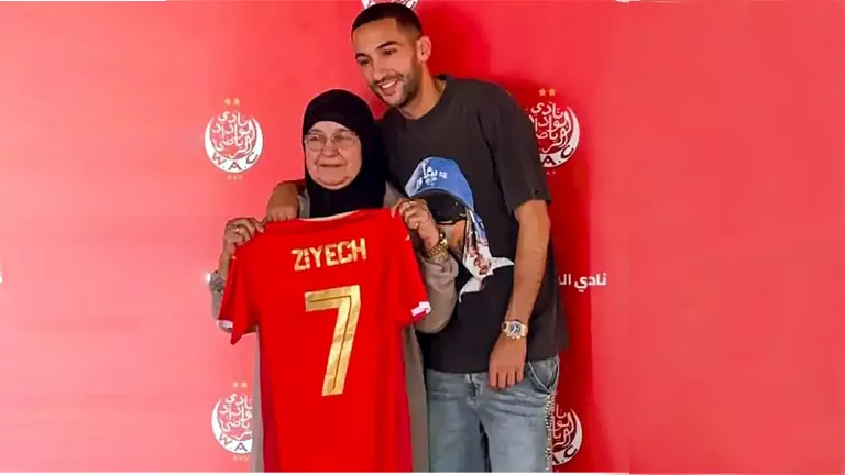 حكيم زياش برفقة والدته في حفل تقديمه لاعباً بصفوف الوداد